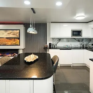 Apartment New Modern Hybrid 4 Bedroom 7 Bed 9 Guest Capacity