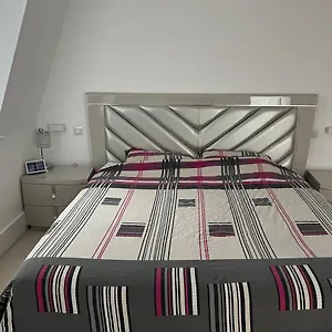 Holiday home 3 Bed/3.5 Bath Gated Mews House W/ Private Garden *