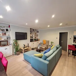 Large 2 Bed Flat With Stylish Spacious Living And Dinning Area, With A Fully Equiped Open Plan Kitchen Apartment