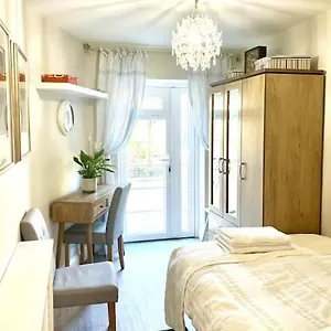 Cozy+elegant Studio@ West Apartment
