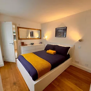 Apartment Pretty Little Mews House London