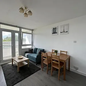 Lovely 3-bed In Apartment London