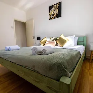 Pristine 3 Beds Hackney E9 *