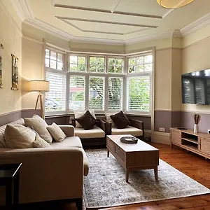 Kim's 3 Bedroom House With Free On-street Parking - 3 Double Beds, Spacious * Palmers Green