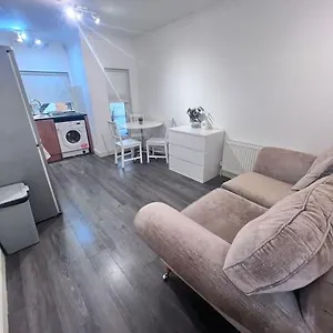 Flat 1, 419 Fulham, 2 Bedroom, 1 Bathroom Flat London