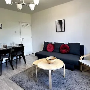 Apartment Stunning 2-bed Near London. *