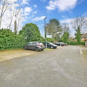 Spacious 2-bed Flat With Free Parking Apartment