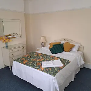Double Available- London Seven Kings Seven Kings Train Station *