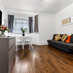 Charming Escape In Apartment London