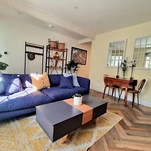 Spacious & Renovated 1-Bed Garden Flat In London Apartment London