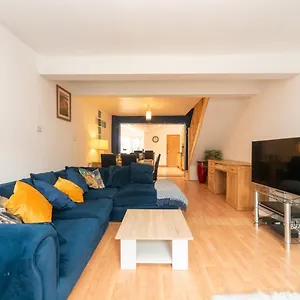 Holiday home Pass The Keys A Bright Spacious With Free Parking *