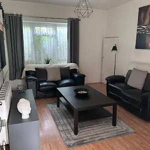 3 Bedroom Garden In East * London
