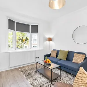 Apartment Modern Two Bedroom With Free Parking! London