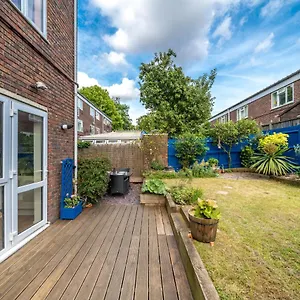 Apartment Striking Flat With Charming Garden And Desk *