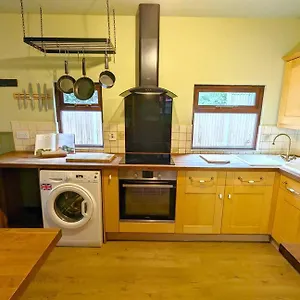 3-bed, Sleeps 7, 1 Bath, Parking, Wifi