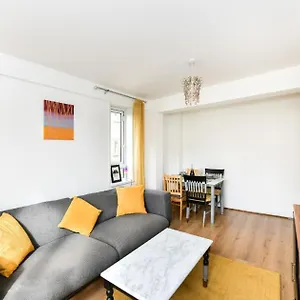 Entire Two Bedroom Flat In The Heart Of Greater * London