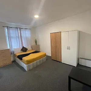 Flat In North Acton Apartment