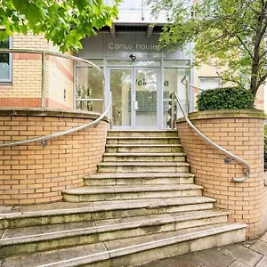 Cozy Modern In Croydon