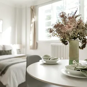 Apartment Beautifully Presented Centrally Located London