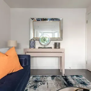 Elevated Elegance: 1br 1ba Flat In Wellmeadow Rd * London