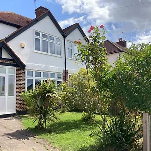 Holiday home Twin With Free Parkings, Surbiton, Kingston Upon Thames, Surrey, Greater London, Uk!
