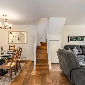 Apartment Stunning 3 Bed Townhouse *
