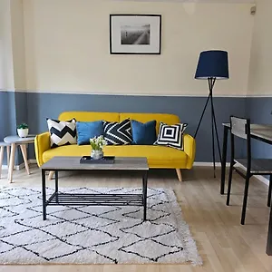 Apartment In Beckton. Docklands. Airport. London