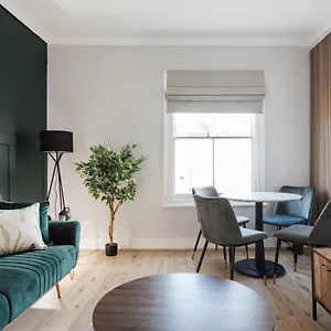 Stunning & Stylish 2 Bed Flat In West