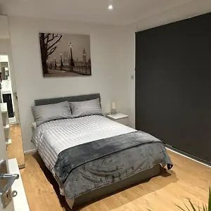 Guest house Self-contained En-suite Very Close To Wembley Stadium London