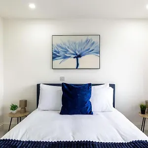 Apartment 4bed 11 Occupancy Large Flat Elizabeth Line West Flat Free Parking *