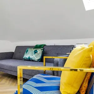 Apartment Modern 5 Occupancy Flat Free Parking & Views *