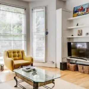 Beautiful Two Bedroom Flat In Kensington *