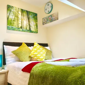 1 Bedroom Apartment, Reception ,kitchenette, Private Bathroom Ilford