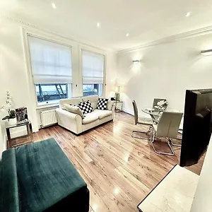 Apartment Alluring 2-bed, 2-bath Flat On High Street Kensington, Near Kensington Palace London