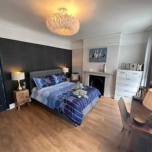 Large Bedroom In Beautiful House Homestay