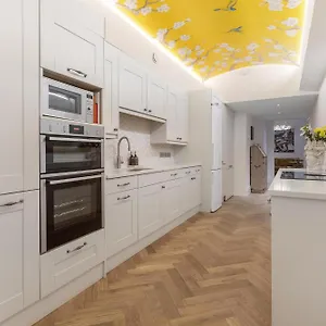 Stylish Kensington Courtyard Apartment