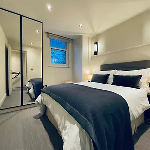 Chic Mews House In South Kensington *