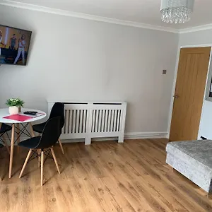 Modern Spacious 2 Bed **free Wifi & Parking** Apartment *