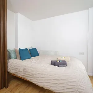 Beautiful 1 Bed With Living Apartment *