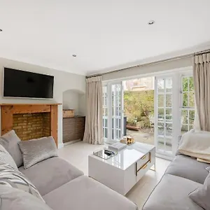 Holiday home Fairytale Garden House - Next To Victoria Station & Pet Friendly *