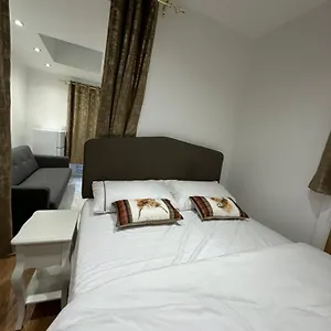 Apartment 4th Flat With Private Own Bathroom A Luxury Family Setup And Furnished With Double Bed A Double Futon-sofa Bed A Single Futon Bed A Baby Cot And Garden And Free Parking *