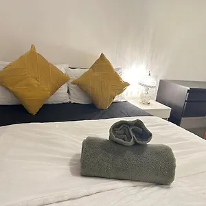 Large Studio With Extra Sofa Bed And Private Bath Plus Kitchen Canary Wharf 1 * London