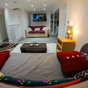 1 Bedroom Flat With Whirlpool Bath *
