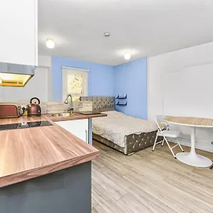 Cosy Studio Flat On A Budget Apartment