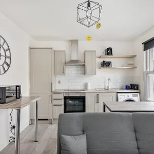 Stylish 2-bedroom Flat In Walthamstow *
