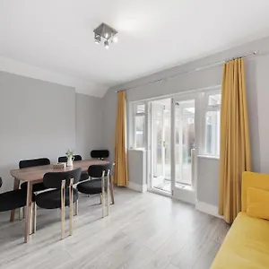 Apartment Oasis: Modern Haven Near Tube & Park Edgware