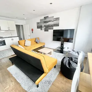 Apartment Must View - Slick Retreat In Holloway - Next To Emirates Stadium - Sleeps Up To 6 *