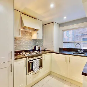 Apartment Bright & Spacious West Gem London