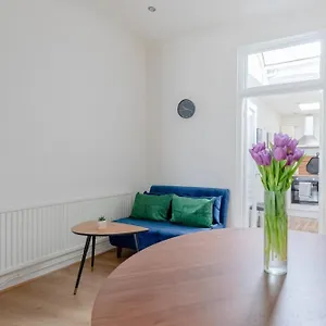 & Charmingly Curated 1bd Wifi Fulham Apartment