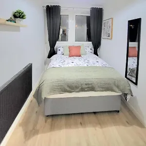 Apartment Three Bed Flat In Mile End *
